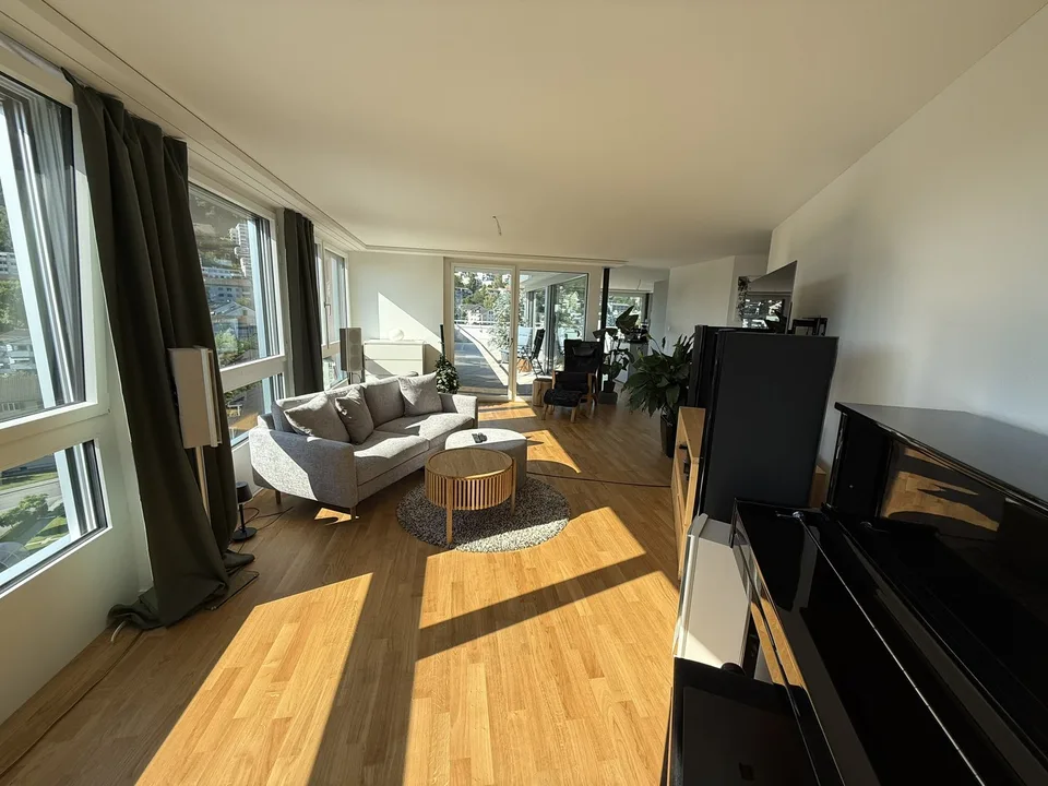 BEFRISTET: 15.07.2026 - 31.12.2026: Möblierte 4-Zimmer-Wohnung mit Dachterrasse und Seesicht
