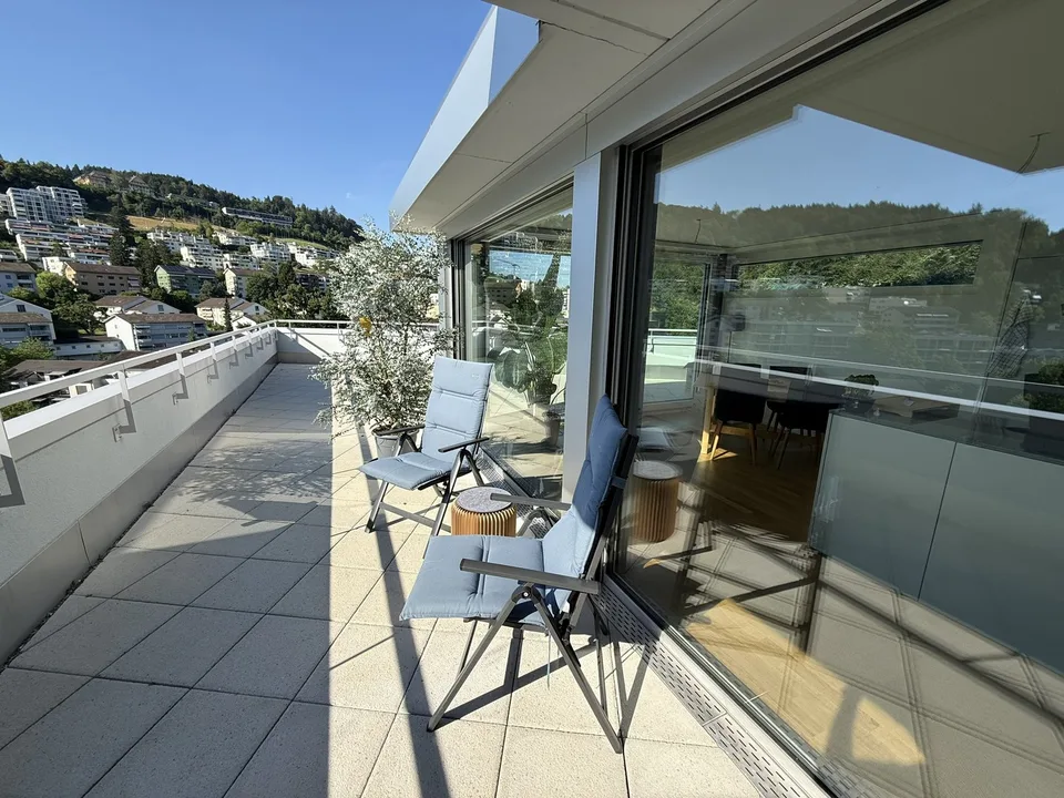 BEFRISTET: 15.07.2026 - 31.12.2026: Möblierte 4-Zimmer-Wohnung mit Dachterrasse und Seesicht