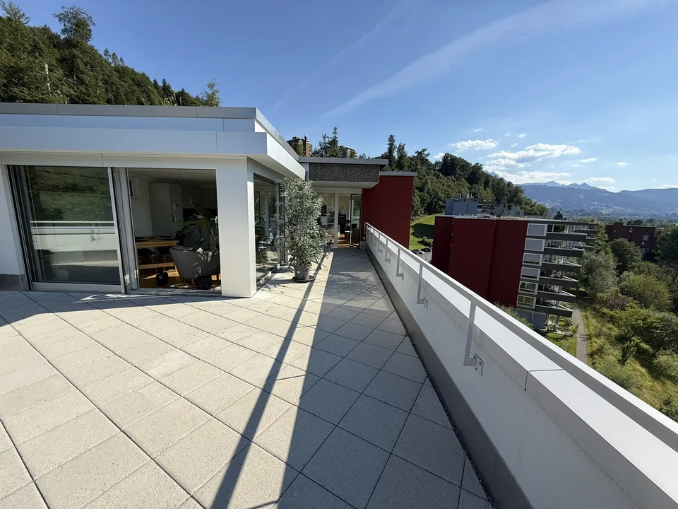 BEFRISTET: 15.07.2026 - 31.12.2026: Möblierte 4-Zimmer-Wohnung mit Dachterrasse und Seesicht