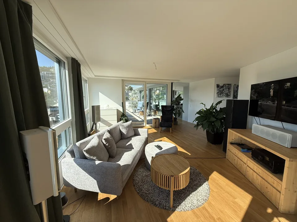 BEFRISTET: 15.07.2026 - 31.12.2026: Möblierte 4-Zimmer-Wohnung mit Dachterrasse und Seesicht