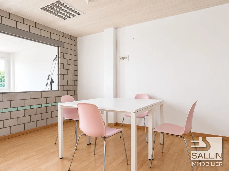 Superficie amministrativa luminosa open space di ca. 140 m²