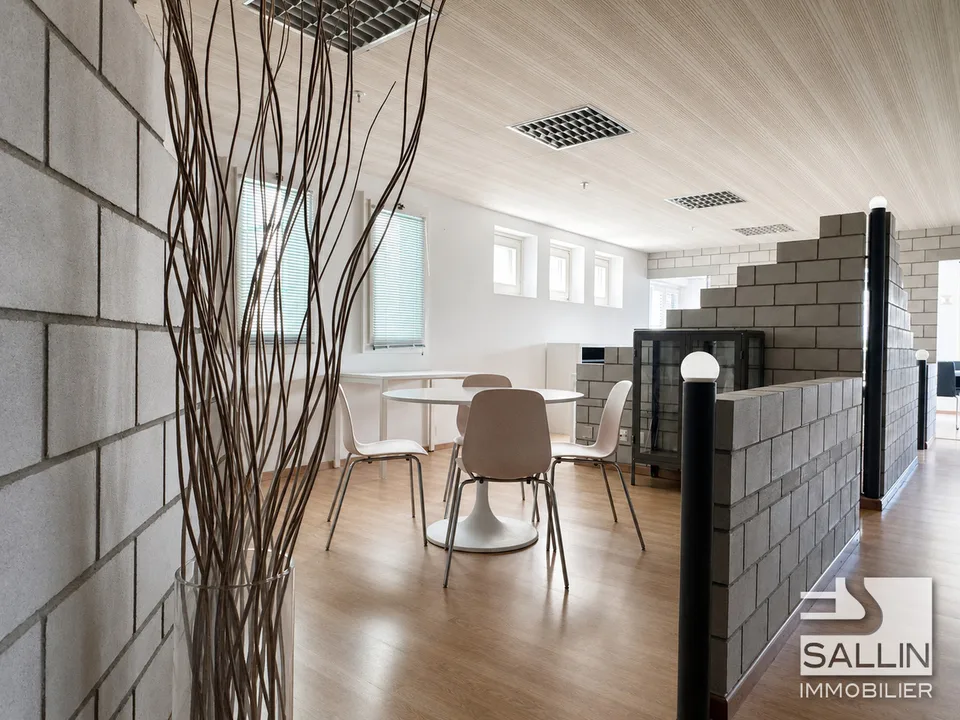 Superficie amministrativa luminosa open space di ca. 140 m²