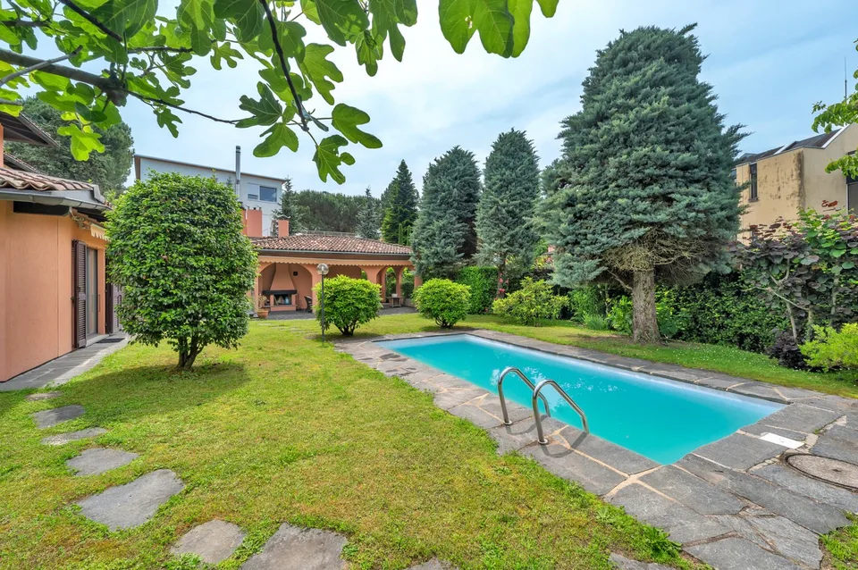 Villa mit 8,5 Zimmern, Garten und Pool