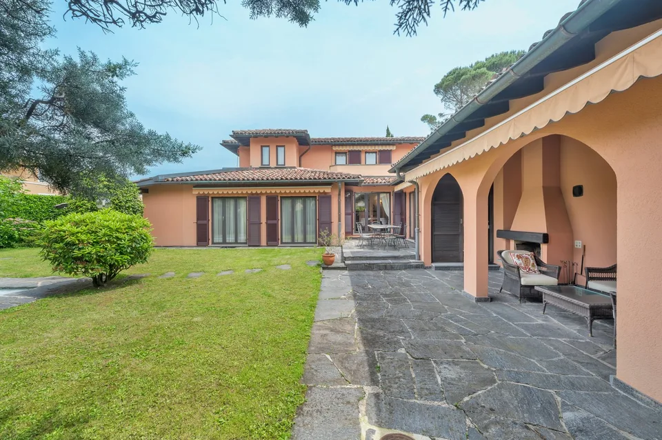 Villa mit 8,5 Zimmern, Garten und Pool