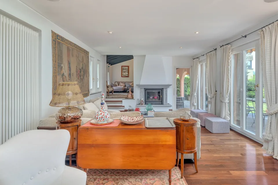 Villa mit 8,5 Zimmern, Garten und Pool