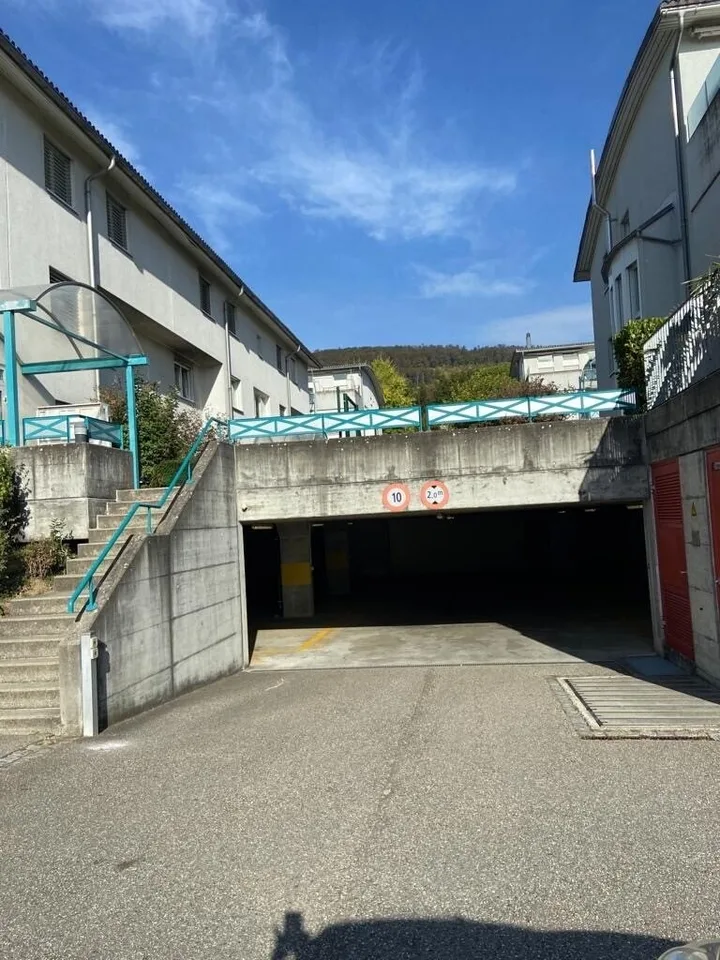 Divers emplacements de stationnement à louer