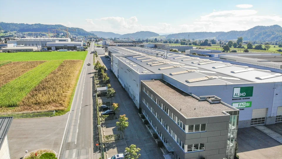 Capannone industriale con gru a ponte e aree esterne sicure