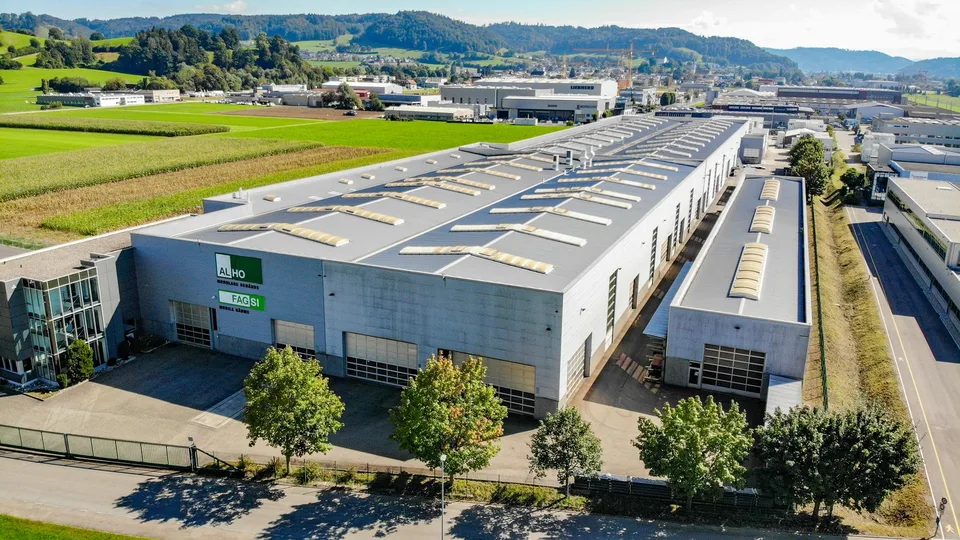 Capannone industriale con gru a ponte e aree esterne sicure