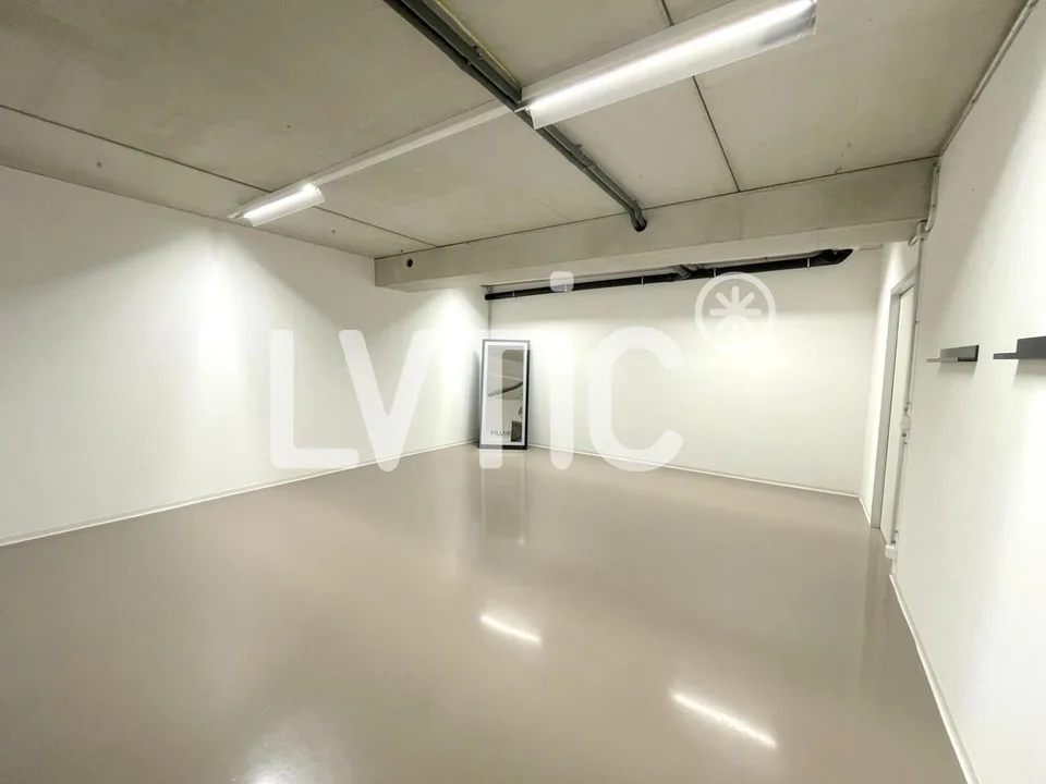 Lokale, Produktion, Lager, Büros von 330 m2 zur Miete in Nyon