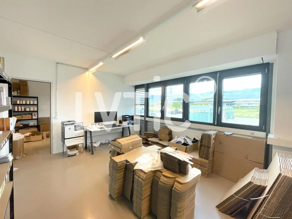 Lokale, Produktion, Lager, Büros von 330 m2 zur Miete in Nyon