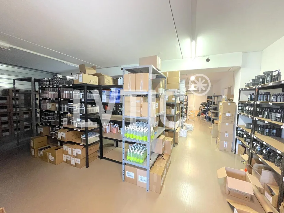 Locaux, production, dépôt, bureaux de 330 m2 à louer à Nyon
