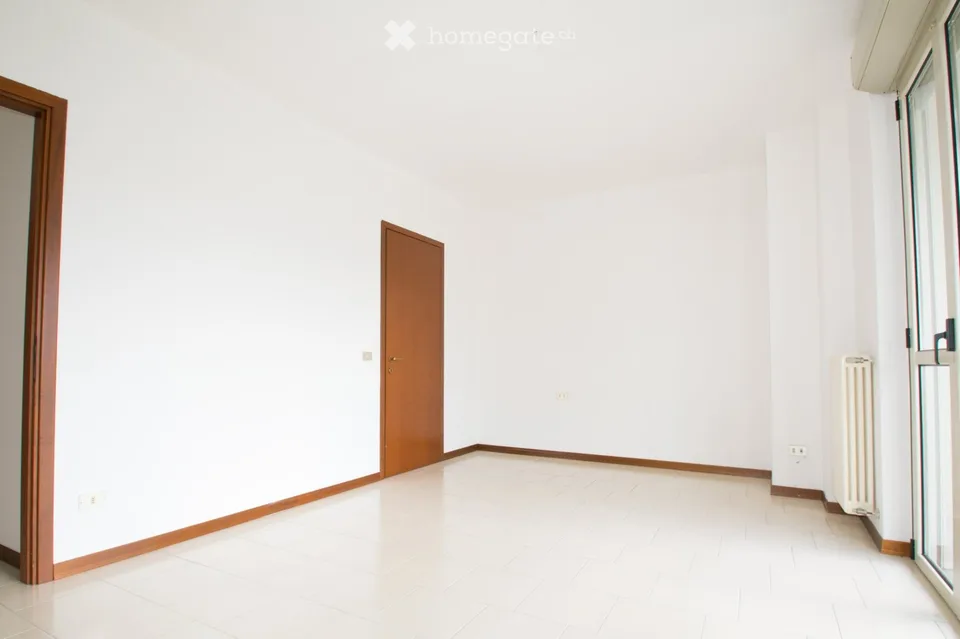 Geräumige, unmöblierte Wohnung im Zentrum von Luino.