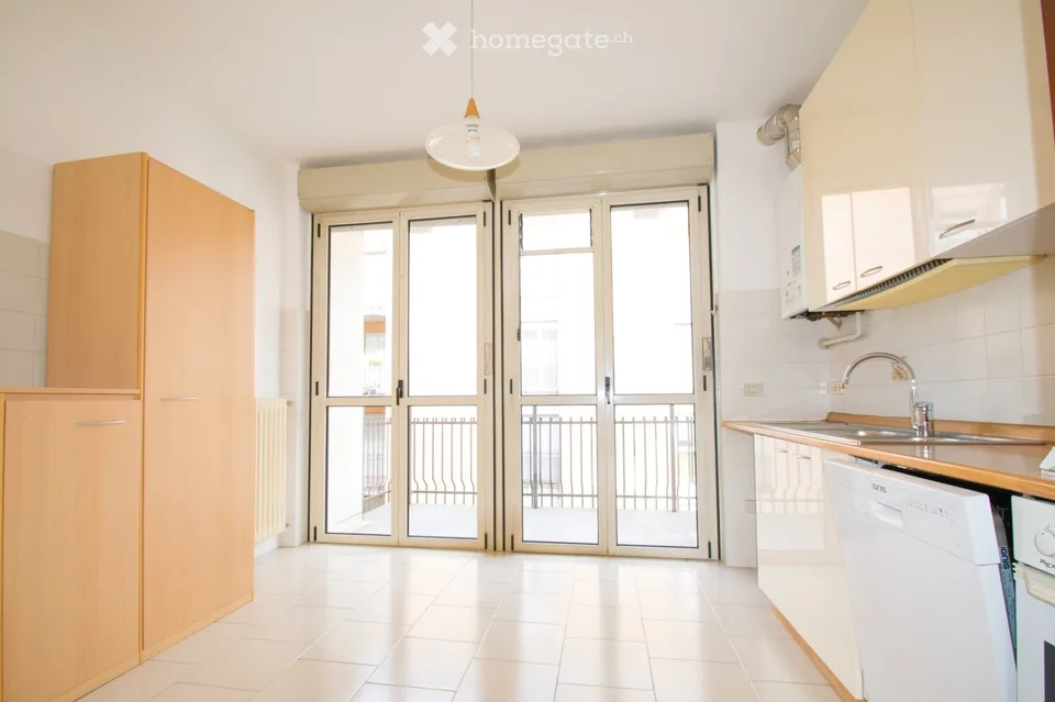Geräumige, unmöblierte Wohnung im Zentrum von Luino.