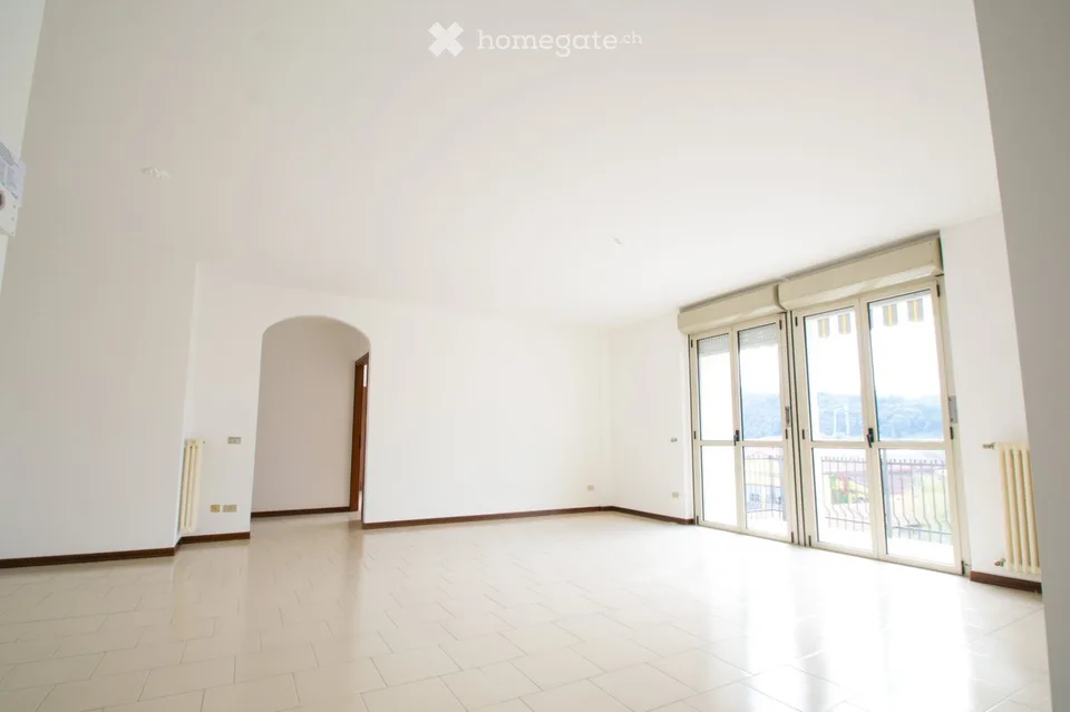 Geräumige, unmöblierte Wohnung im Zentrum von Luino.