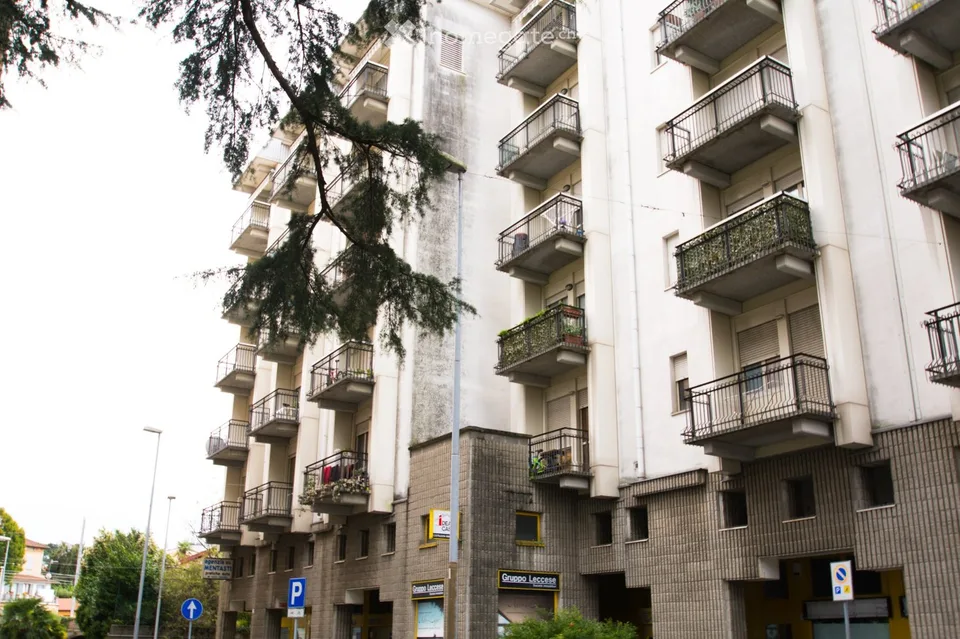 Geräumige, unmöblierte Wohnung im Zentrum von Luino.