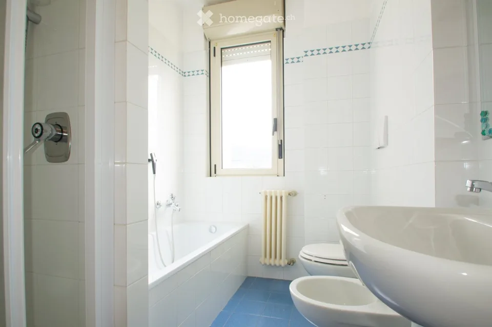 Geräumige, unmöblierte Wohnung im Zentrum von Luino.