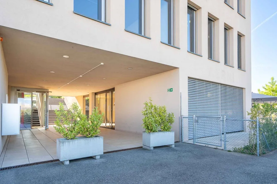 Situato tra EPFL e la città di Morges, belle aree di ufficio con grande altezza