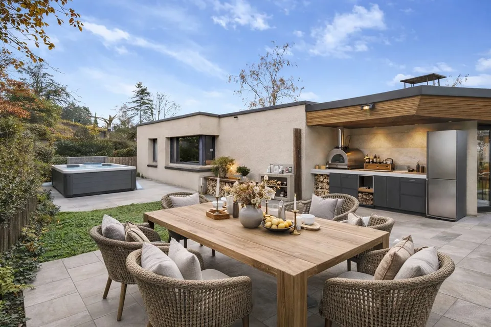 Villa avec rendement locatif, appartement et deuxième maison moderne à Volketswil
