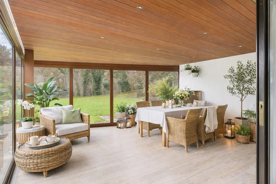 Villa avec rendement locatif, appartement et deuxième maison moderne à Volketswil