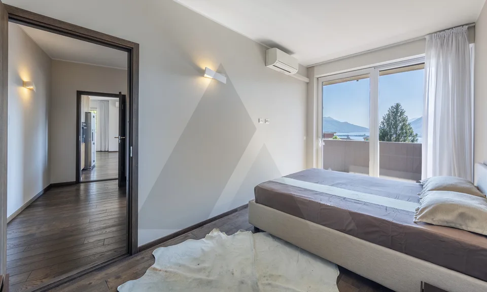 APPARTAMENTO RINNOVATO E ARREDATO CON VISTA LAGO – Foto 9 von 13