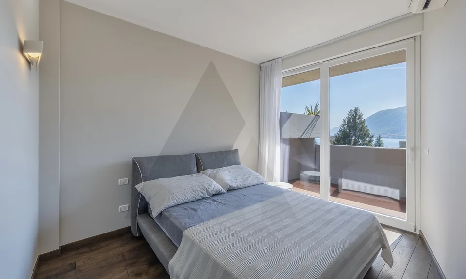 APPARTAMENTO RINNOVATO E ARREDATO CON VISTA LAGO – Foto 11 von 13