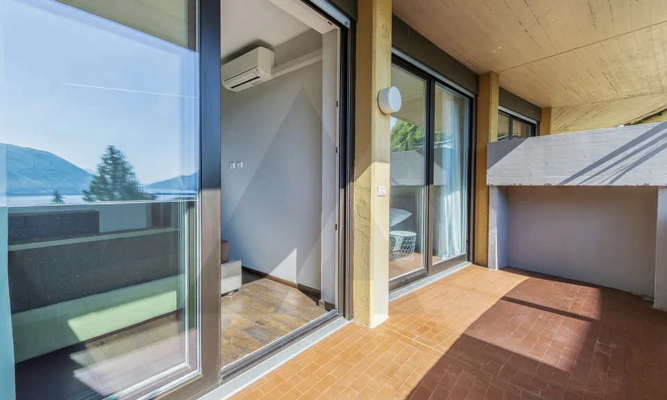 APPARTAMENTO RINNOVATO E ARREDATO CON VISTA LAGO – Foto 10 von 13