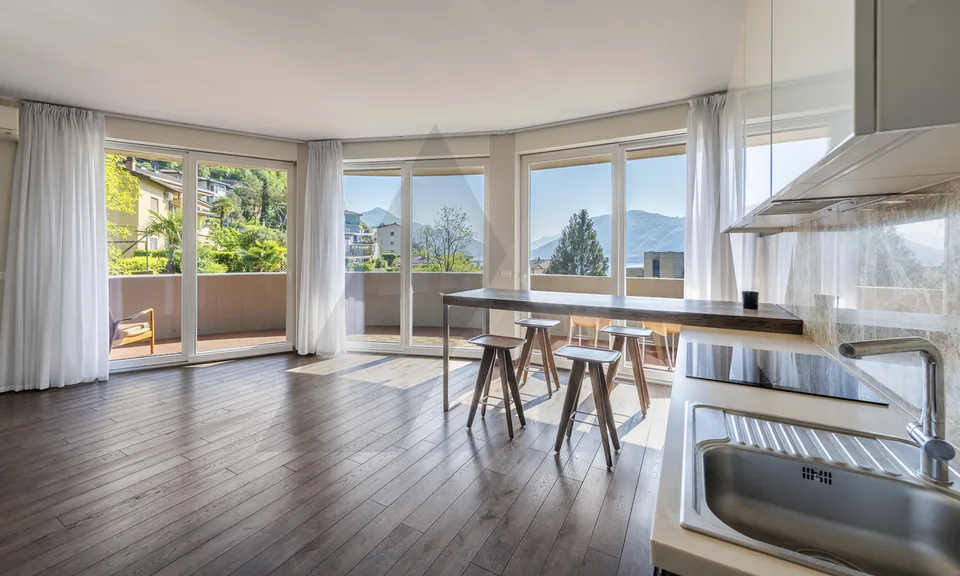 APPARTAMENTO RINNOVATO E ARREDATO CON VISTA LAGO