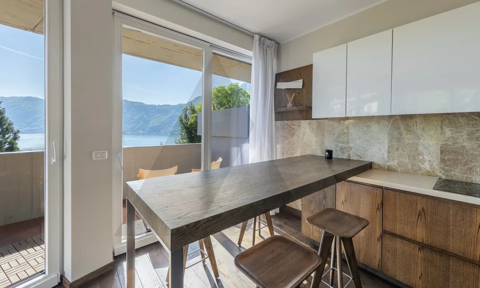 APPARTAMENTO RINNOVATO E ARREDATO CON VISTA LAGO
