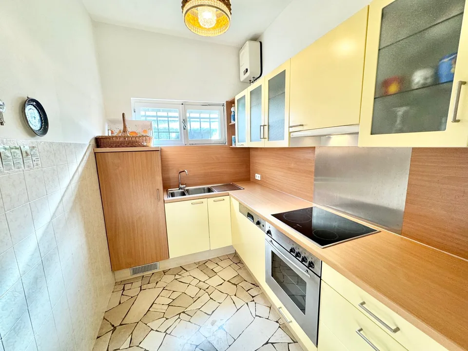 Casa unifamiliare ben curata in una posizione tranquilla e soleggiata con ELW e una vista mare da sogno – foto 6 di 16