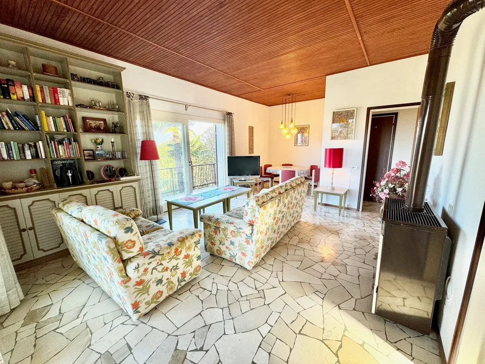 Maison unifamiliale bien entretenue dans un endroit calme et ensoleillé avec ELW et une vue mer de rêve