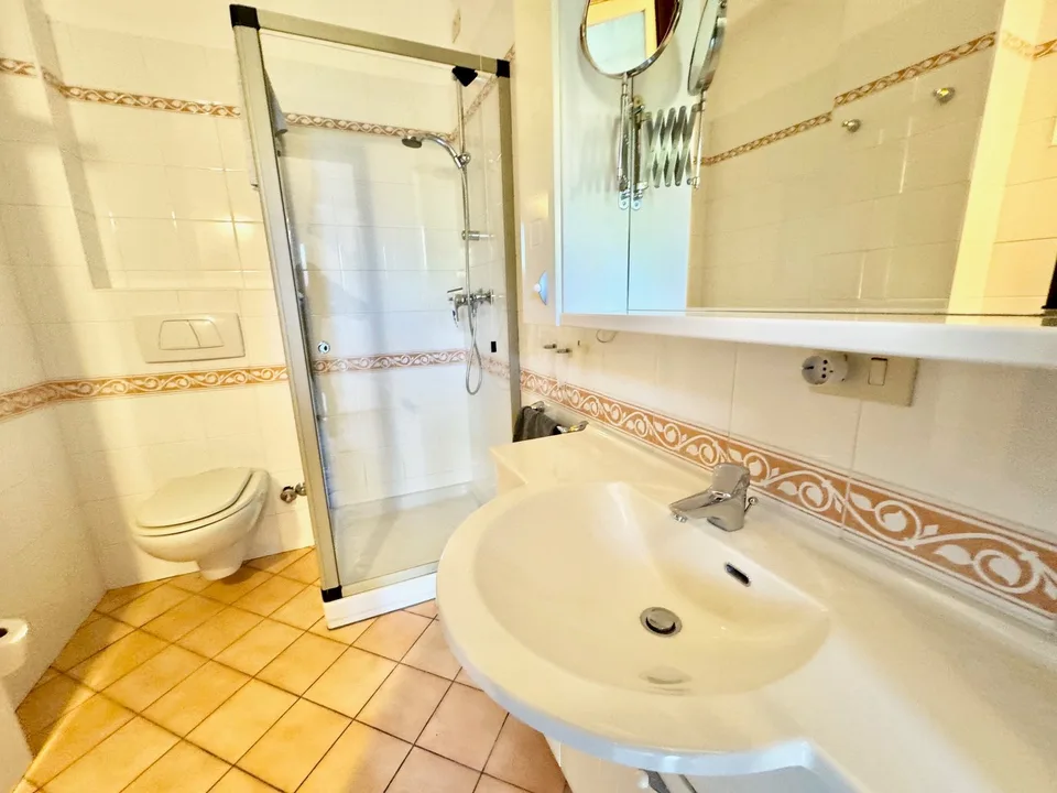 Casa unifamiliare ben curata in una posizione tranquilla e soleggiata con ELW e una vista mare da sogno – foto 13 di 16