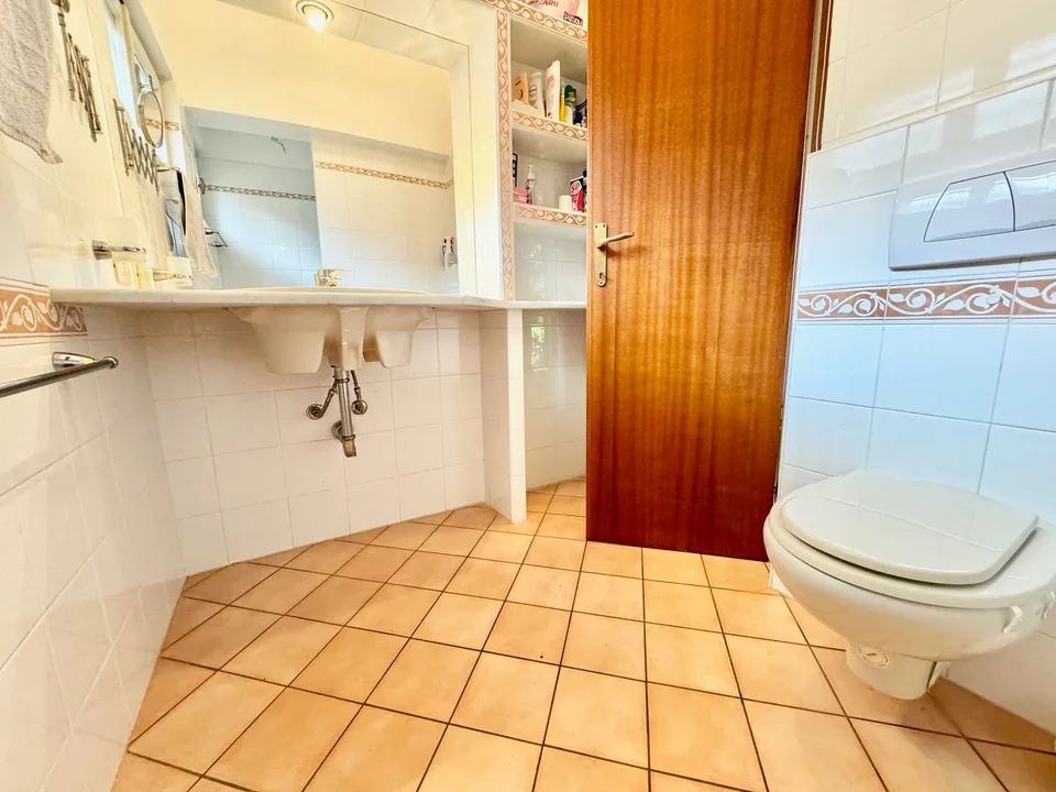 Casa unifamiliare ben curata in una posizione tranquilla e soleggiata con ELW e una vista mare da sogno – foto 9 di 16