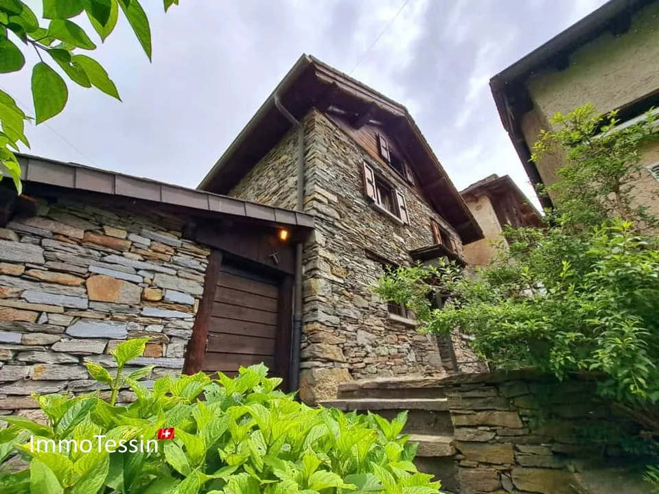 Maison rustique luxueusement rénovée avec vue panoramique et confort moderne près du col du Lukmanier