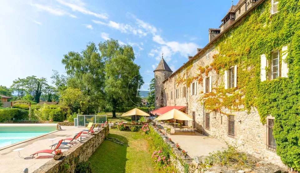 Château exceptionnel pied dans l'eau à proximité de Genève