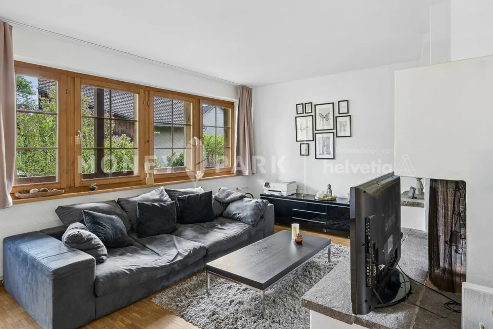 Appartamento attraente di 2,5 locali con caminetto e balcone