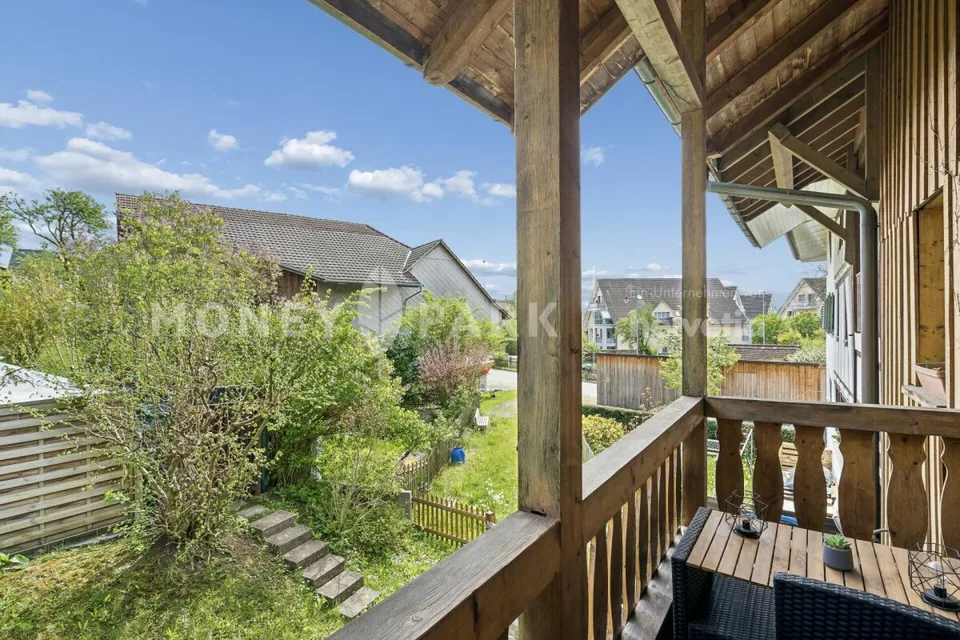 Appartamento attraente di 2,5 locali con caminetto e balcone