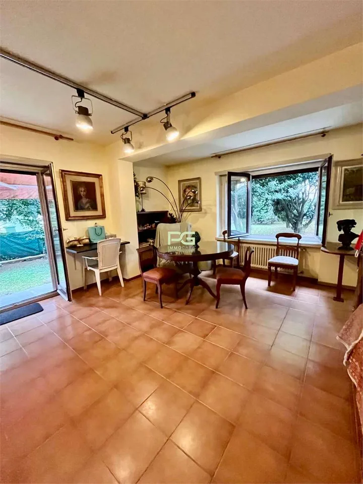Casa di 3 appartamenti con grande giardino