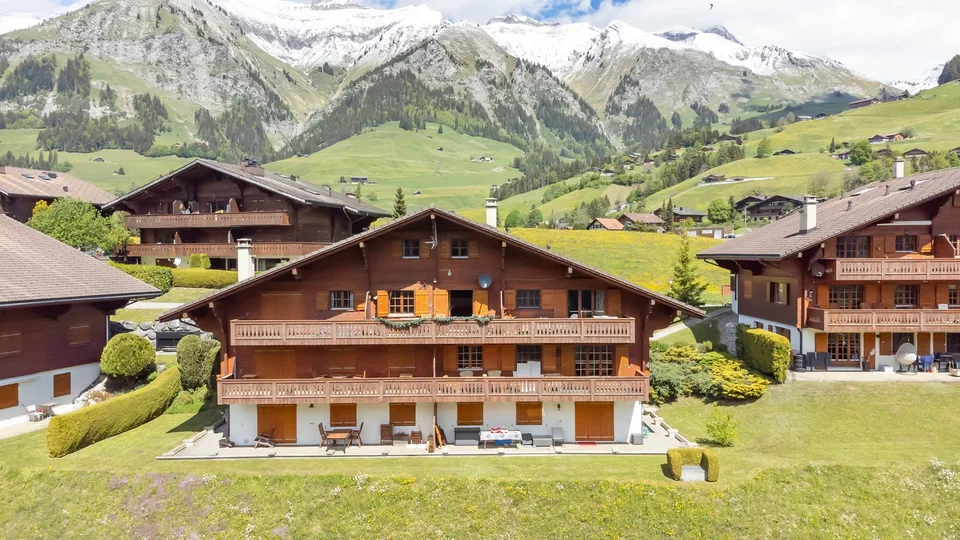 Duplex 5 locali in una posizione molto tranquilla con vista magnifica sulle montagne.