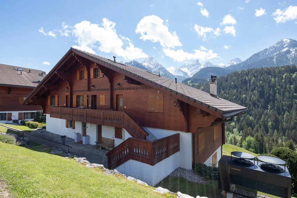 Duplex 5 locali in una posizione molto tranquilla con vista magnifica sulle montagne.