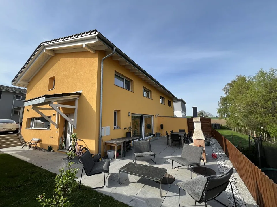 PRÄCHTIGES DOPPELHAUS, RUHIG