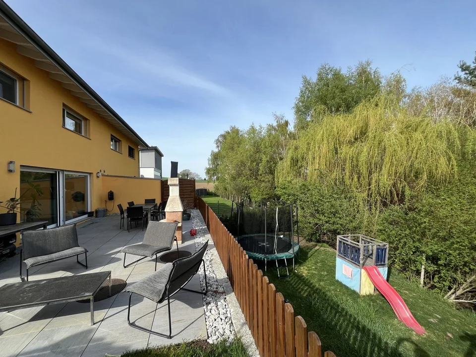 PRÄCHTIGES DOPPELHAUS, RUHIG