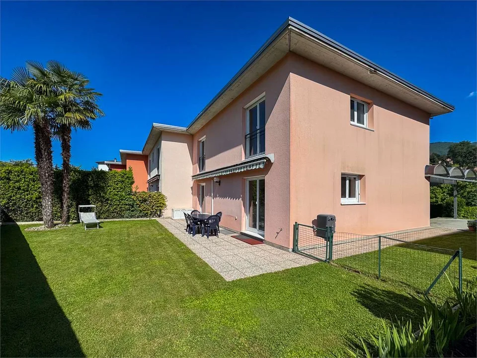 Vacallo: casa contigua con giardino privato
