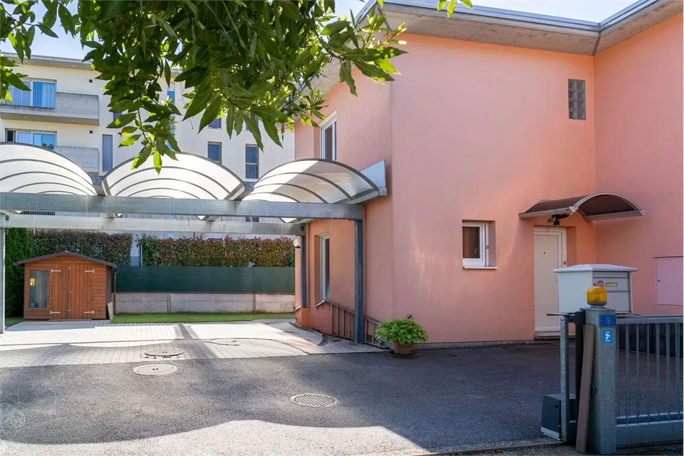 Vacallo: casa contigua con giardino privato – foto 4 di 13