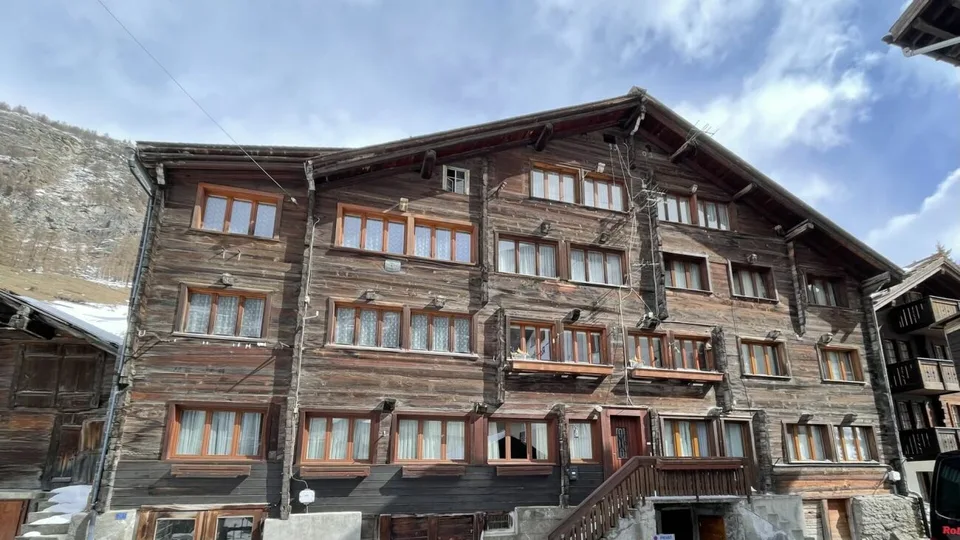 Traditionelle 2.5 Zimmerwohnung in altem Walliserhaus.