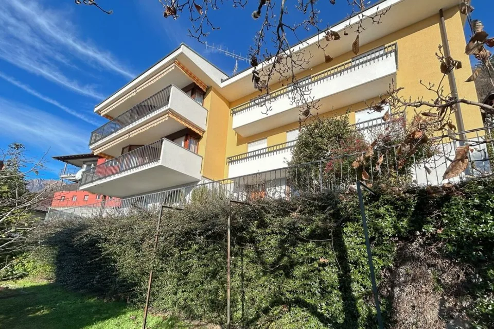 Casa plurifamiliare con bellissima vista lago e grande terreno