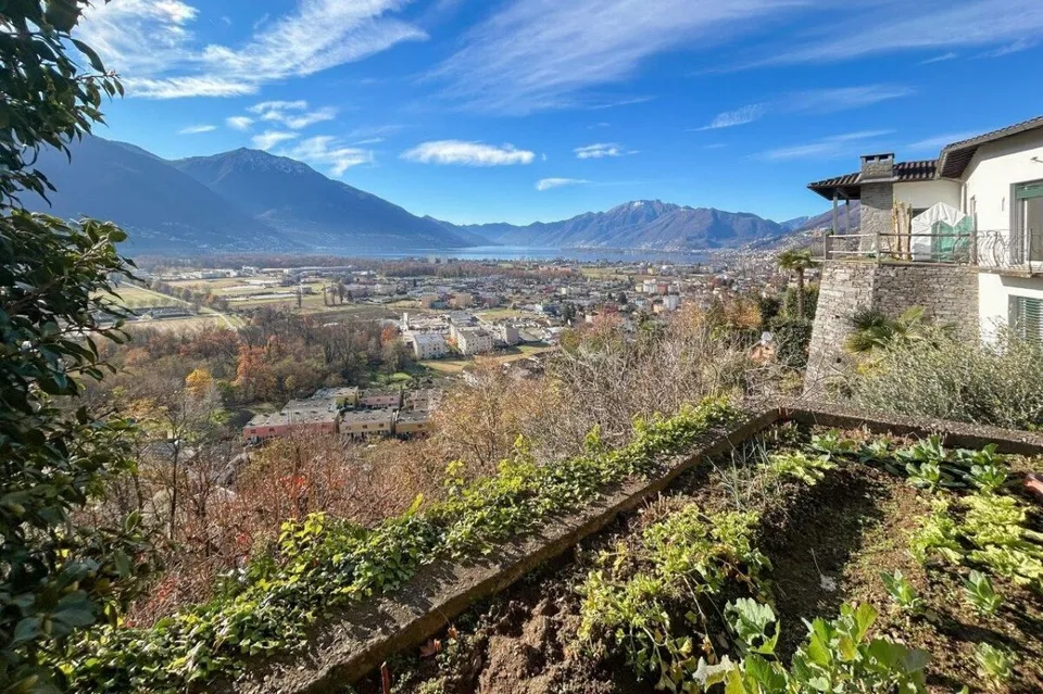 Multi-family home with stunning lake views and a large lot – photo 11 of 14