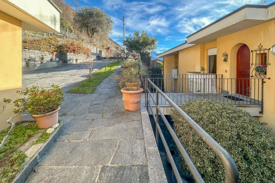 Multi-family home with stunning lake views and a large lot – photo 10 of 14