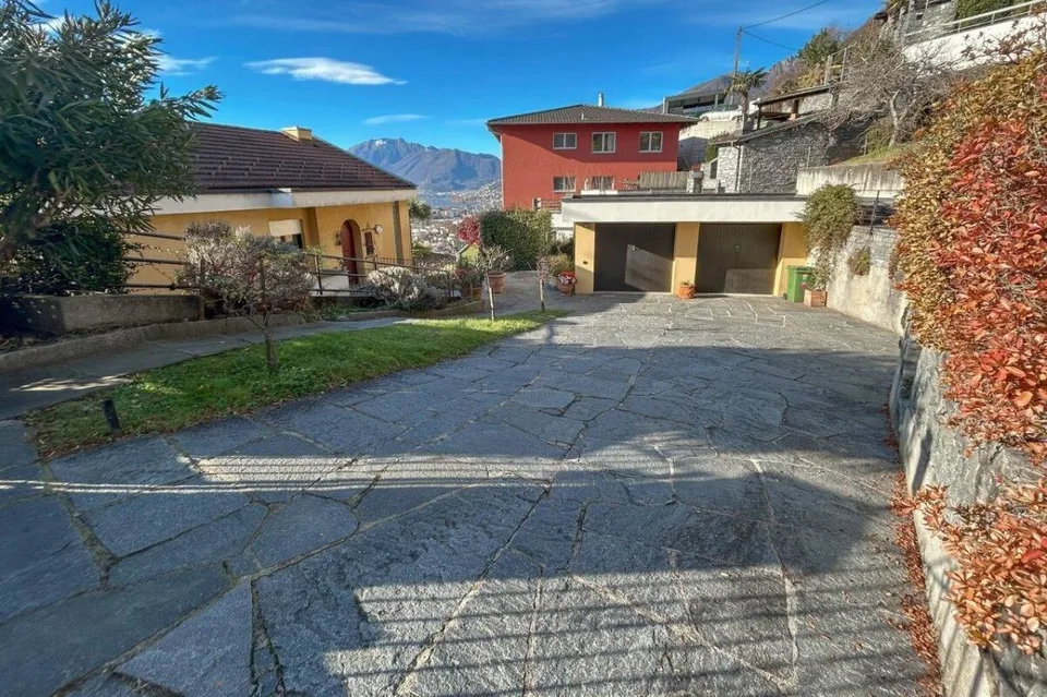 Multi-family home with stunning lake views and a large lot – photo 8 of 14