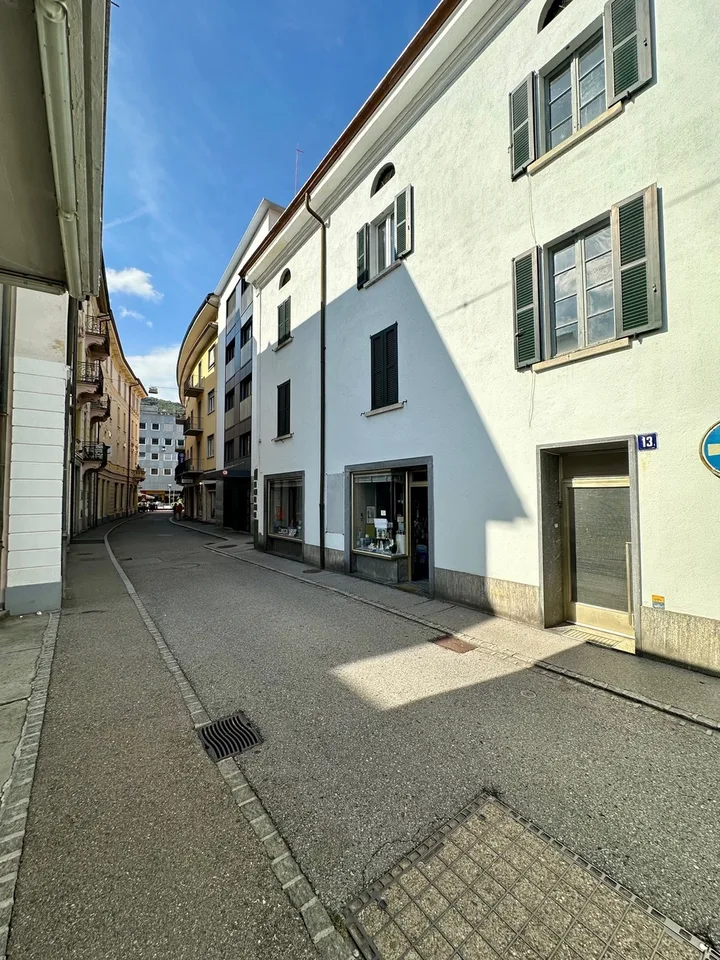 Gebäudekomplex mit Innenhof im Zentrum von Chiasso