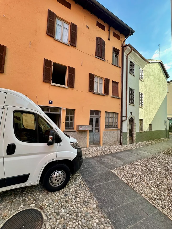 Gebäudekomplex mit Innenhof im Zentrum von Chiasso